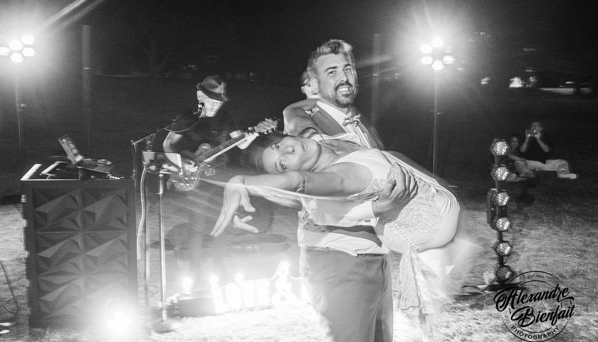 Duo Love & Live en plein concert, danse dédicace au premier plan lors d'une soirée de mariage
